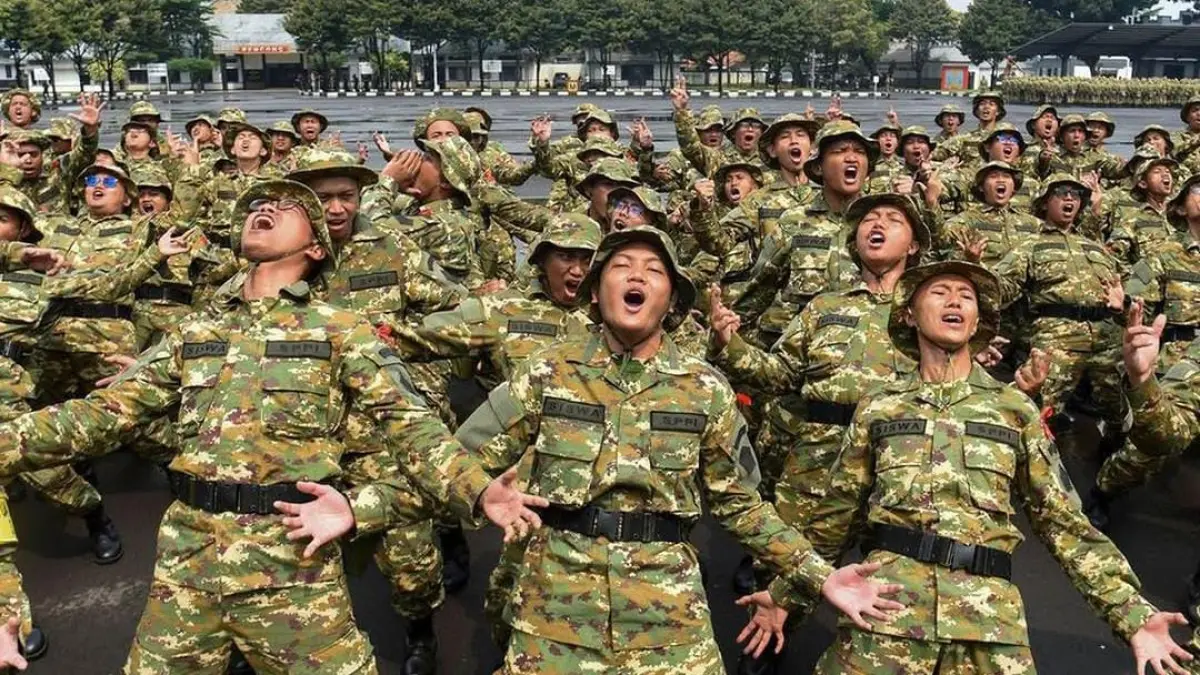 Sejumlah peserta program Sarjana Penggerak Pembangunan Indonesia (SPPI) meneriakkan yel-yel saat mengikuti Pelatihan Dasar Kemiliteran (Latsarmil) calon manajer Koperasi Desa Merah Putih (KDMP) di Brigif 1 Marinir Cilandak, Jakarta, Kamis (25/6/2026). (ANTARA FOTO/Indrianto Eko Suwarso)