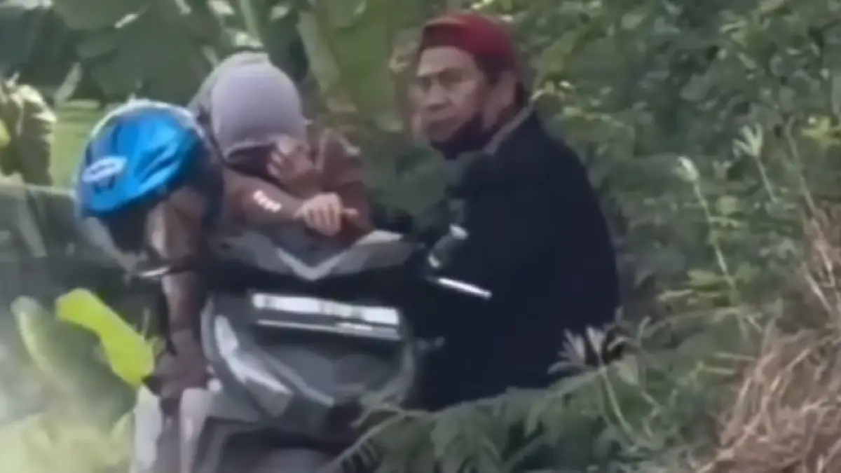 Aksi dua orang mencurigakan di pinggir jalan raya bikin geleng-geleng. (catatan_rumahtangga.id)