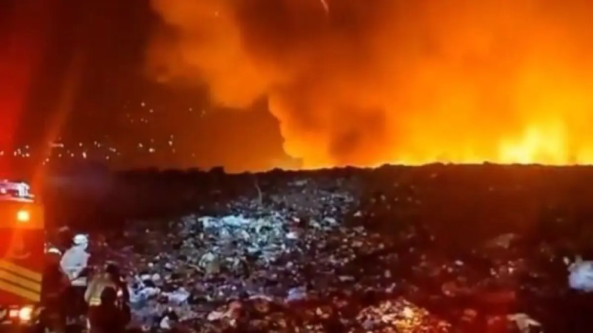 Asap tebal kebakaran TPA Jatibarang Semarang mengandung gas metana. (Sumber: X @GraphAI_Net)