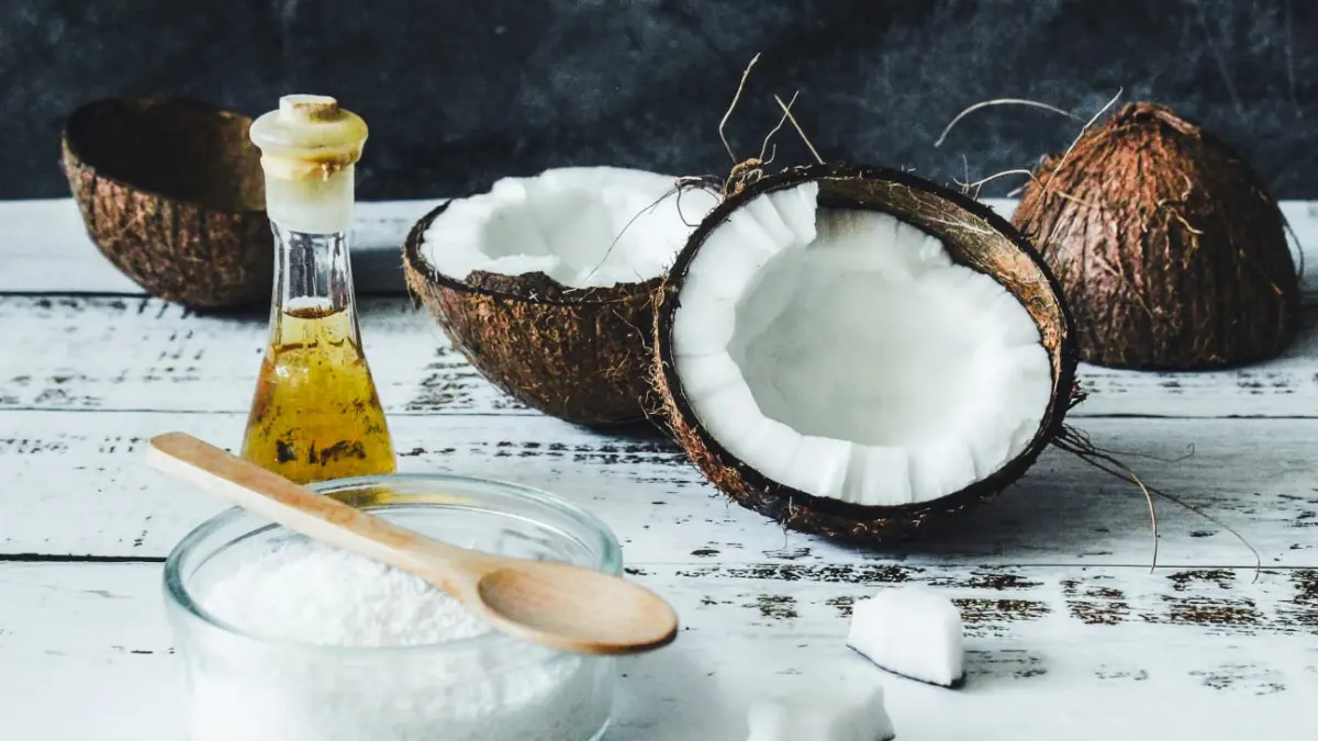 Minyak kelapa memiliki kandungan yang sangat baik bagi kesehatan rambut. (Sumber: Unsplash)