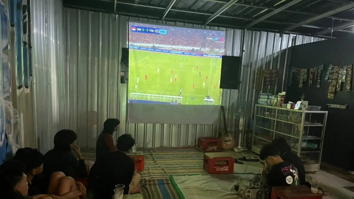 Suasana Nobar Indonesia Vs Thailand di Warkop Yowzz