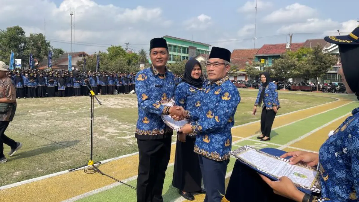 Bupati Bantul Abdul menyerahkan Surat Keputusan (SK) terkait PPPK Paruh Waktu. (Aris Romadhon/Radar Jogja)