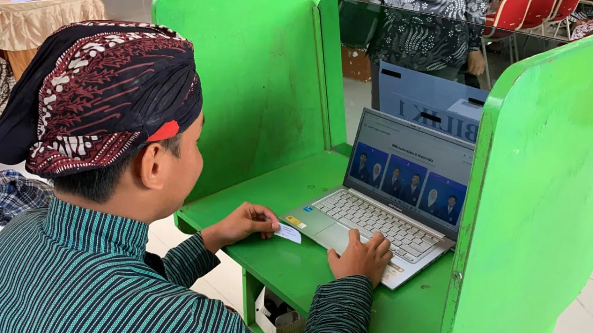 Siswa SMA Negeri 2 Wates memasuki bilik suara untuk memberikan hak suara mereka pada Pemilos.