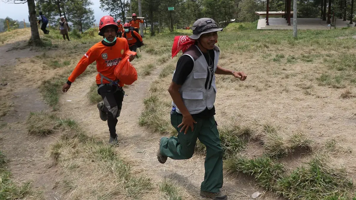 Warga berlarian setelah mendengar sirine erupsi Merapi, Kamis (8/10).&nbsp;Arief Budiman/Radar Solo