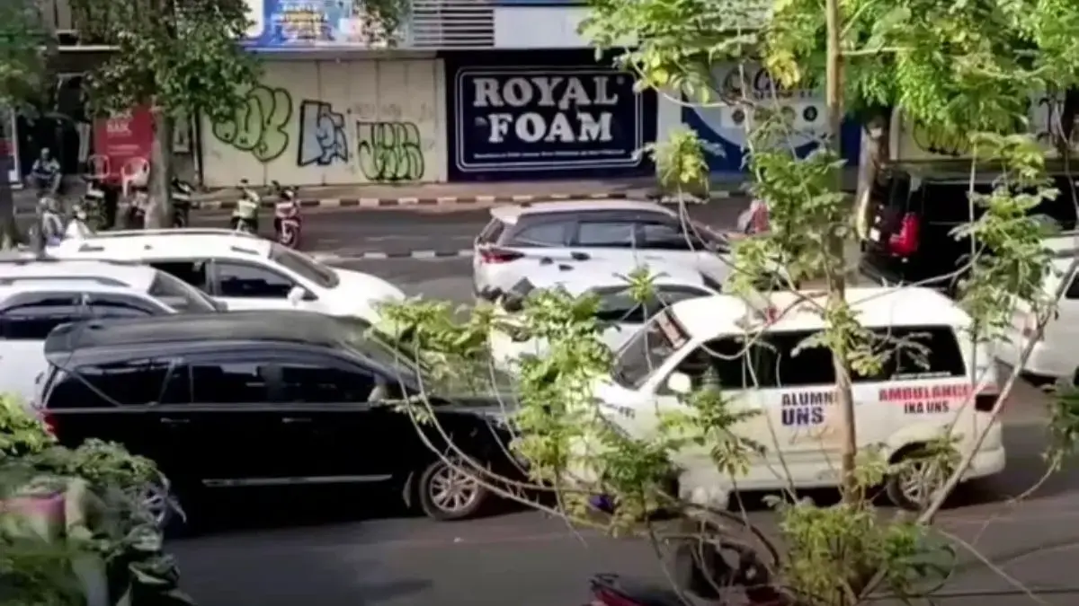 Innova dan ambulans di jalur contraflow Jalan Slamet Riyadi, Solo. Istimewa