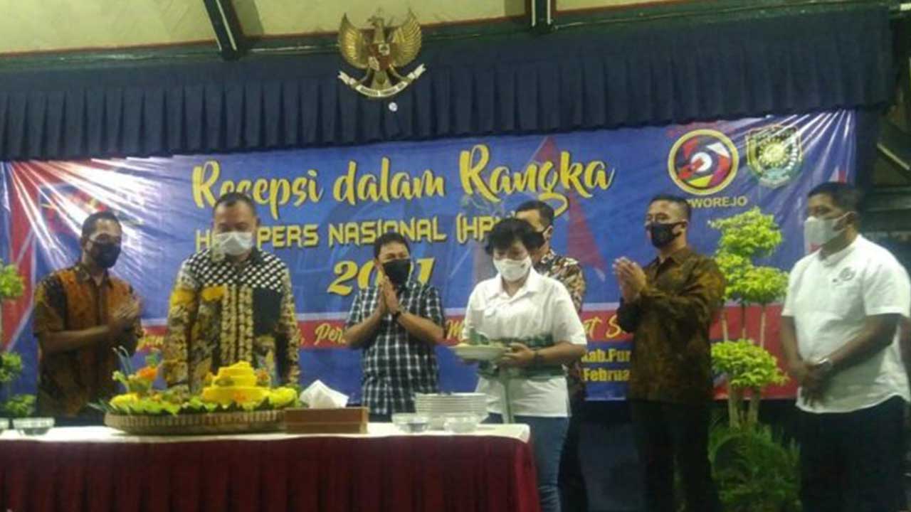 AKIBATKAN KERUSAKAN: Hujan deras memicu pohon tumbang di tiga lokasi di Kabupaten Purworejo kemarin (17/2). (BUDI AGUNG/RADAR PURWOREJO)