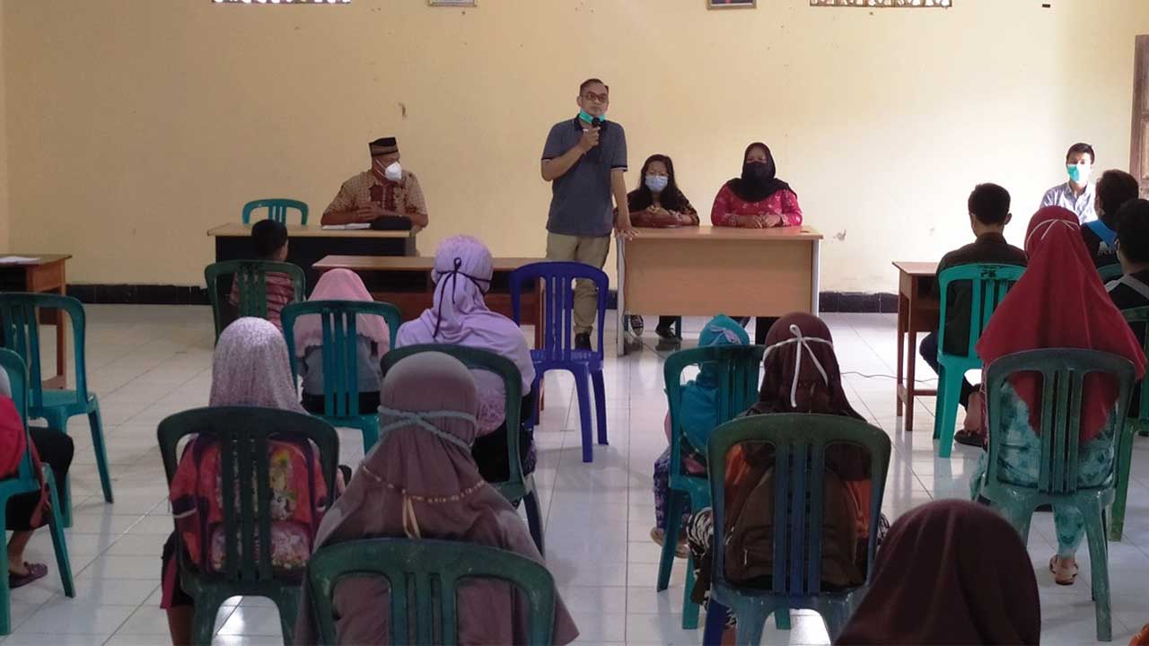 TEROBOSAN: Founder Program Gubug Pintar Budi Winarso bersama mentor dan warga saat belajar bahasa asing di Aula Balai Desa Ketangi, Kecamatan Purwodadi, Kabupaten Purworejo, kemarin (19/2). (Hendri Utomo Radar Purworejo)