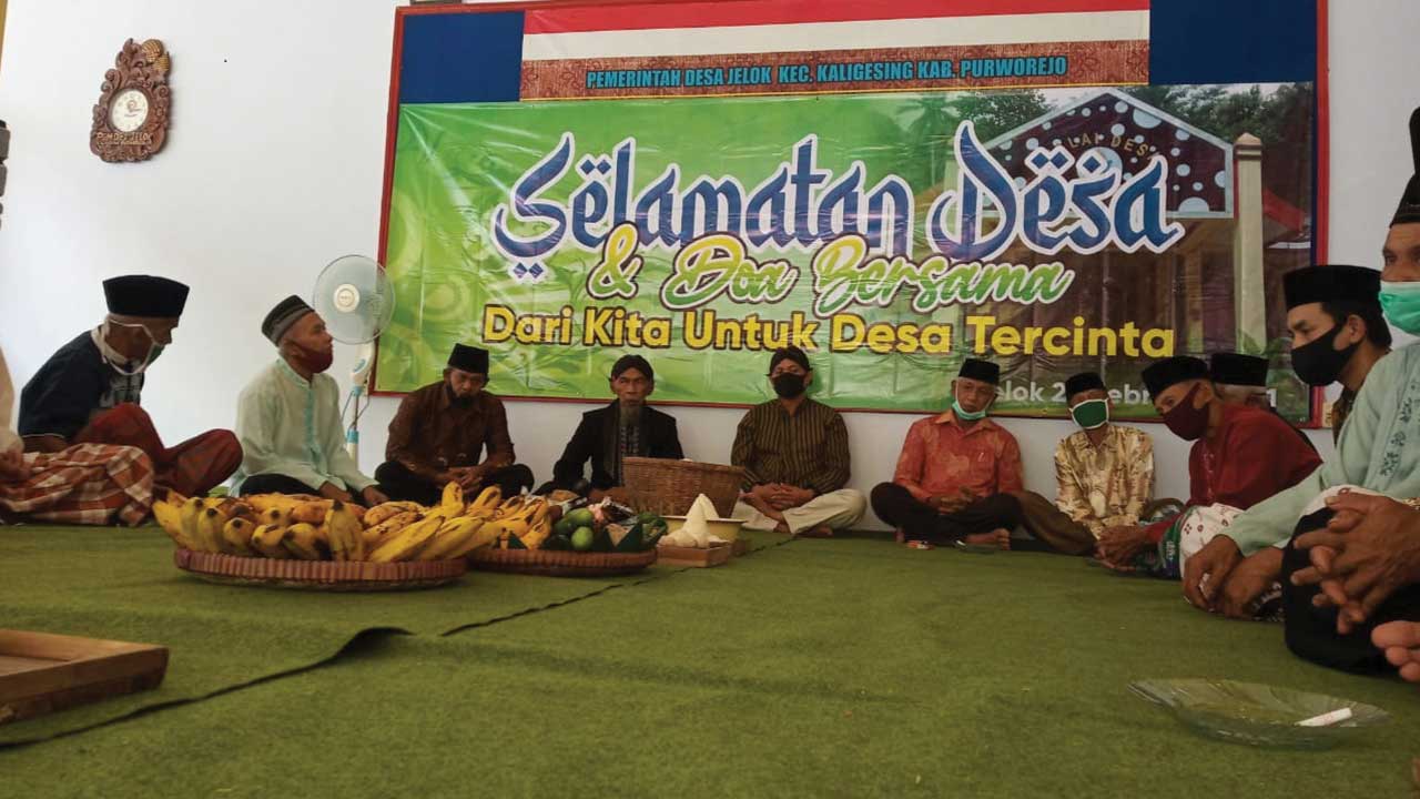 BERSYUKUR: Kepala desa dan tokoh masyarakat melakukan doa bersama dalam kegiatan bersih desa di Desa Jelok, Kecamatan Kaligesing, Kabupaten Purworejo, kemarin (24/2). (BUDI AGUNG/RADAR PURWOREJO)