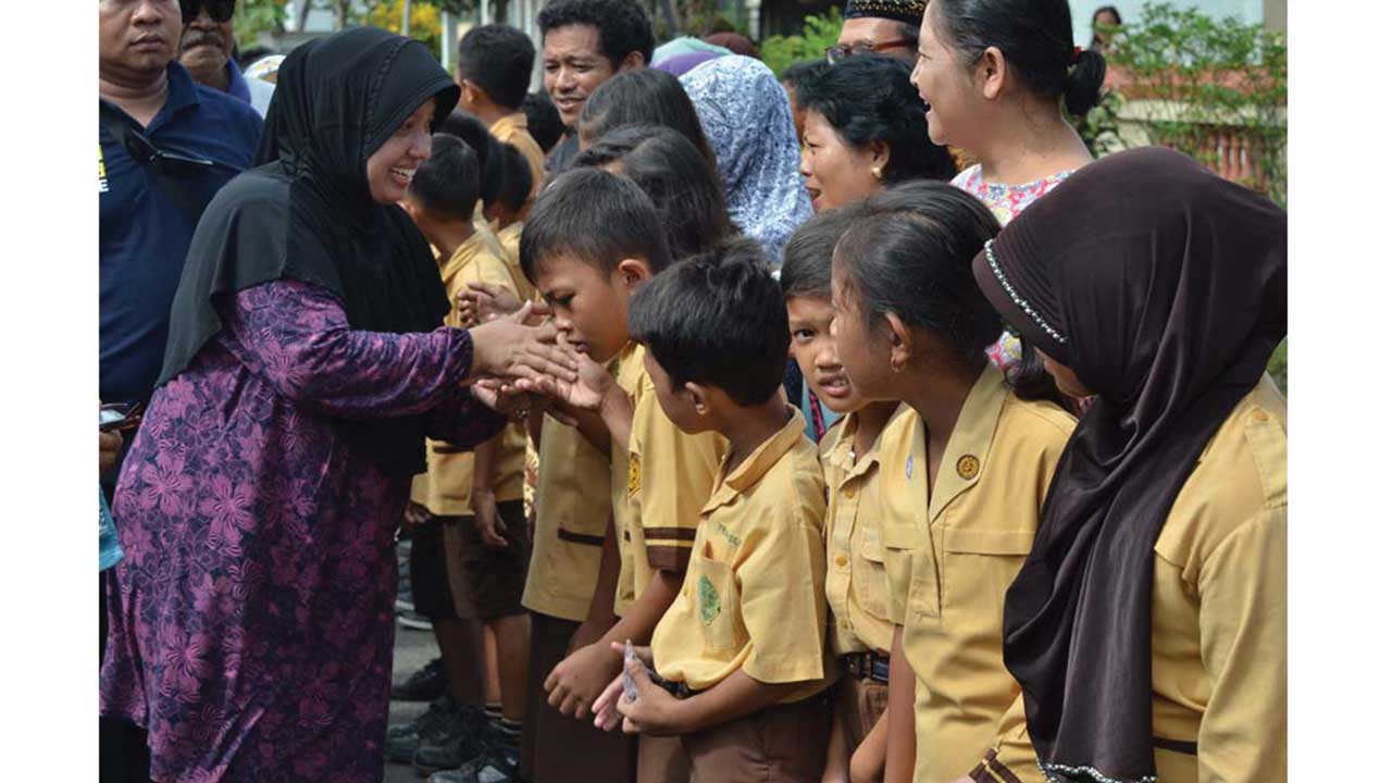 AKRAB: Yuli Hastuti menyalami sejumlah siswa sekolah dasar dalam sebuah acara. Kegiatan menemui masyarakat merupakan bentuk perhatian harus tetap sesuai porsinya. (RADAR PURWOREJO FILE)