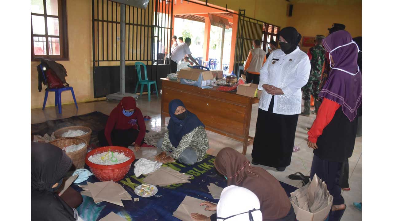 PEDULI: Wakil Bupati Purworejo Yuli Hastuti saat memberikan bantuan kepada korban banjir Purworejo beberapa waktu lalu. (ISTIMEWA)