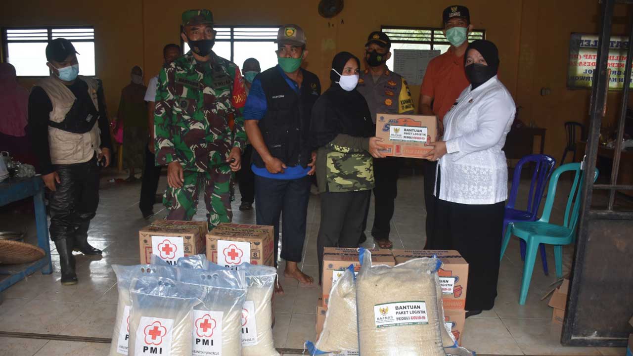 GERAK CEPAT:Wabup Purworejo Yuli Hastuti menyerahkan bantuan untuk masyarakat terdampak banjir Rabu (10/2). (PEMKAB PURWOREJO FOR RADAR PURWOREJO)