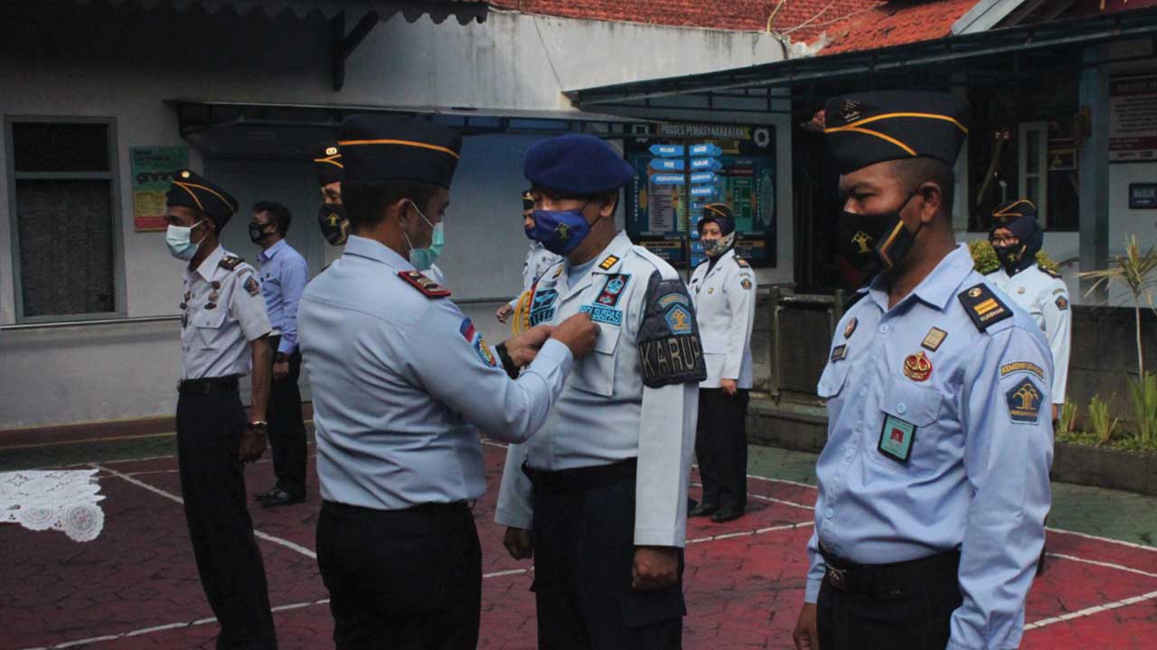 SEMANGAT: Kepala Rutan Kepala Rumah Tahanan Negara (Rutan) II B Purworejo Mukaffi menyematkan Pin Wilayah Bebas Korupsi (WBK) kepada seluruh pegawai di rutan setempat di halaman rutan, kemarin. (ISTIMEWA)