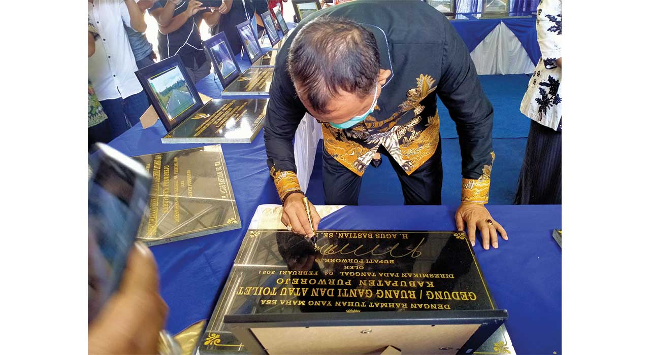 SUKSES: Bupati Purworejo Agus Bastian menandatangani prasasti proyek-proyek pembangunan menggunakan anggaran 2020 di Pasar Purworejo Purworejo Kamis (4/2). (JIHAN ARON VAHERA/RADAR PURWOREJO)