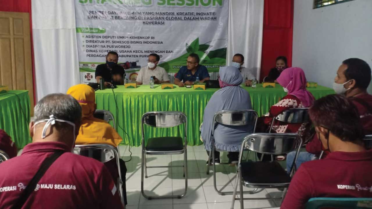 PRODUKTIF: Suasana diskusi pemberdayaan UMKM yang mandiri, kreatif, inovatif, dan berdaya saing di pasaran global dalam wadah koperasi di Kantor KONI Kabupaten Purworejo kemarin (23/2). (HENDRI UTOMO/RADAR PURWOREJO)