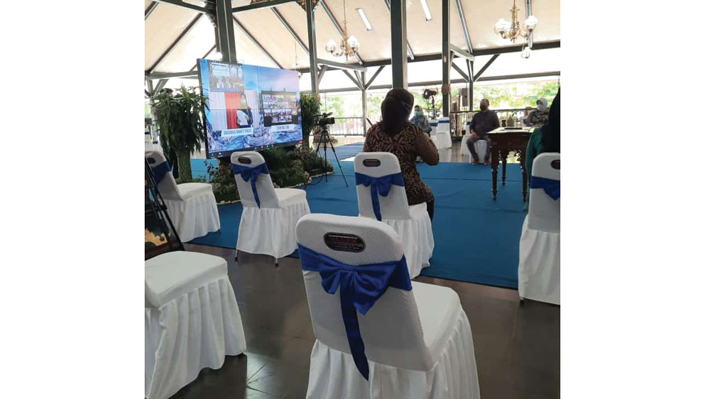 SIAP: Persiapan di Pendapa Rumah Dinas Bupati Purworejo akan menjadi lokasi pelantikan Bupati-Wakil Bupati Purworejo periode 2021-2026 yang akan dilakukan secara virtual kemarin (25/2). (BUDI AGUNG/RADAR PURWOREJO)