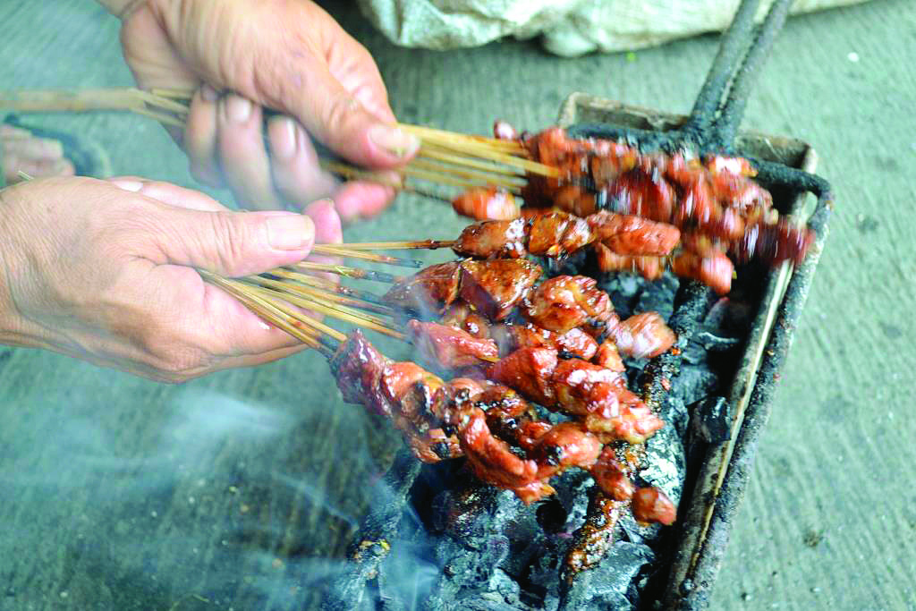 Sate Winong punya kekhasan pada bumbu kecapnya. Karena menggunakan kecap buatan sendiri, bukan kecap pabrikan.
