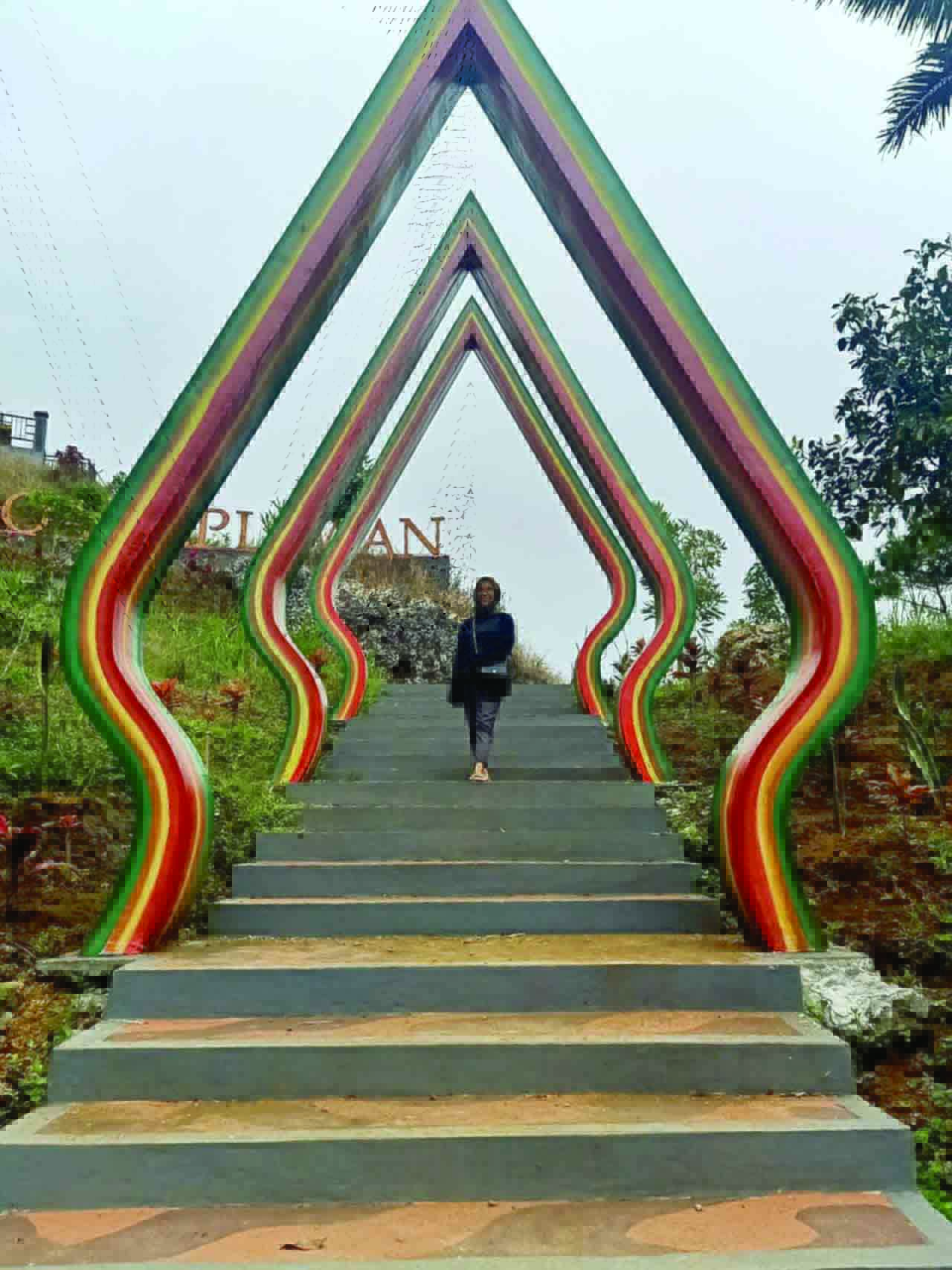 Pengunjung menikmati suasana pintu gerbang Gua Seplawan beberapa waktu lalu. Sampai saat ini tingkat kunjungan wisatawan ke objek-objek wisata masih rendah.