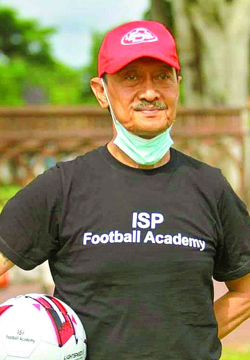 Bibit-bibit pemain sepak bola yang tergabung dalam SSB ISP FA tengah mengikuti latihan di lapangan Alun-Alun Purworejo, kemarin.