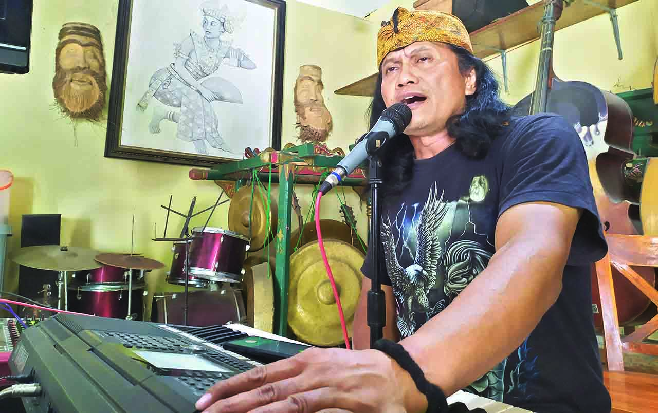 M Harjanto, 51, warga Kaliboto RT 03 RW 03, Kecamatan Bener, saat menaklukkan medan ekstrim (kanan), memanfaatkan waktu senggang menyanyikan lagu keroncong, kemarin.