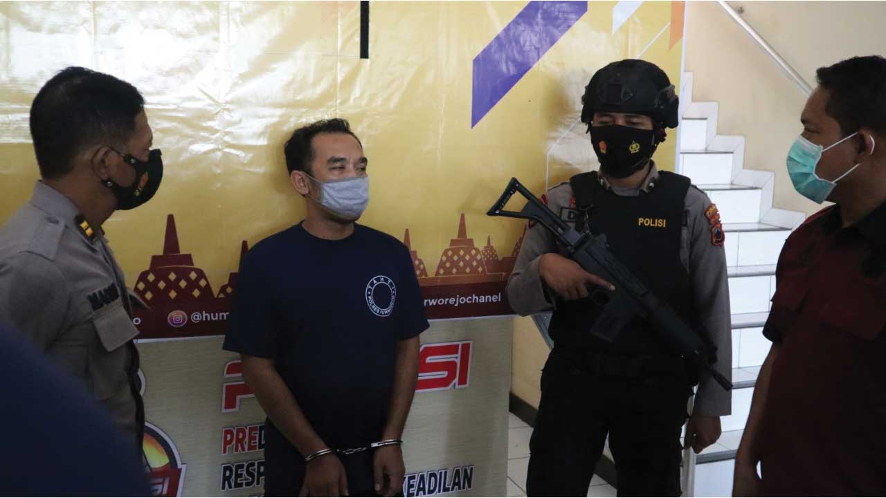 DIAMANKAN: Tersangka spesialis pencurian swalayan diamankan beserta barang bukti di Mapolres Purworejo, kemarin. (hendri utomo/radar purworejo)