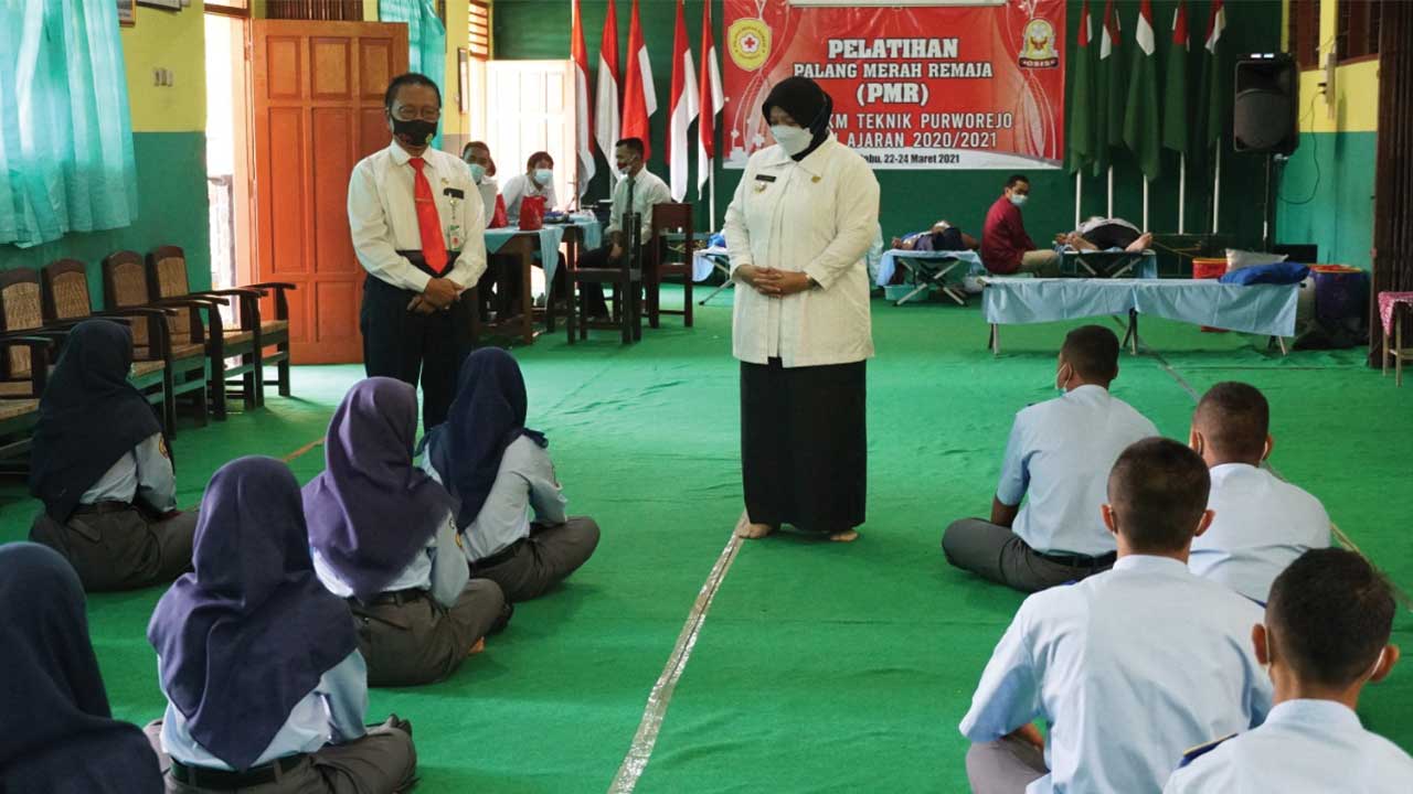 SIAGA: Ketua PMI Purworejo Yuli Hastuti saat meninjau kegiatan pelatihan PMR di SMK TKM Purworejo Rabu (24/3). (ISTIMEWA)