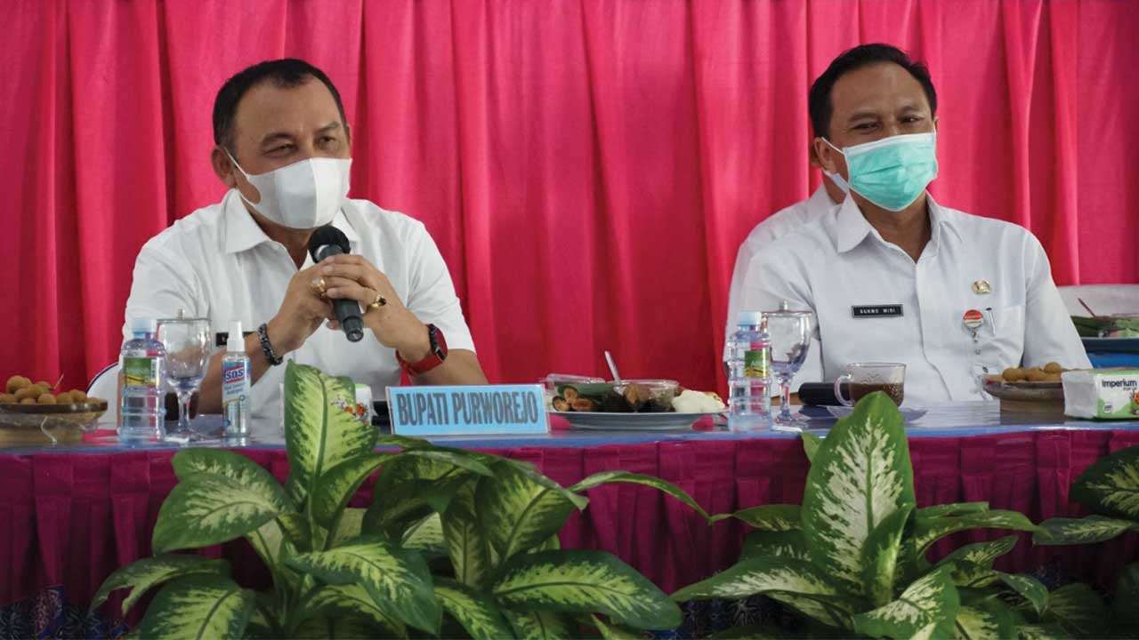 PERHATIKAN: Bupati Purworejo Agus Bastian memberi penjelasan dalam Rakor Pemberdayaan Kelompok Kerja Pengawas Sekolah (KKPS) di Kecamatan Purwodadi, Kabupaten Purworejo, kemarin (31/3). (HENDRI UTOMO/RADAR PURWOREJO)