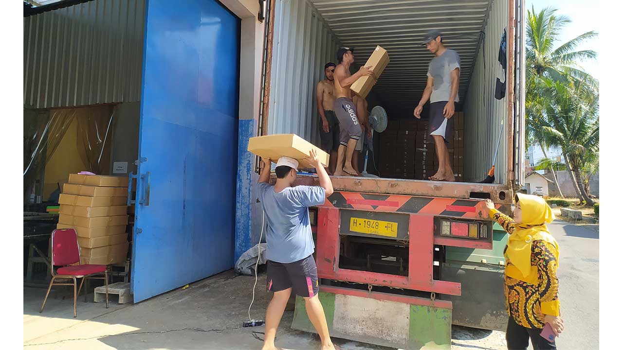 SERIUS: Ketua Kopwan Srikandi Sri Susilowati mengawasi gula merah yang dinaikkan ke kontainer untuk dikirim ke Australia dari gudang di Kelurahan Cangkrep Lor, Kecamatan/Kabupaten Purworejo, kemarin (21/3). (BUDI AGUNG/RADAR PURWOREJO)