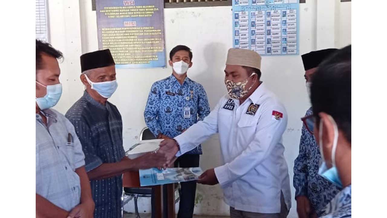 CEPAT: Anggota Komisi I DPRD Kabupaten Purworejo Luhur Pambudi Mulyono secara simbolis menyerahkan akta kelahiran kepada warga berusia lebih 60 tahun di Kecamatan Grabag, Kabupaten Purworejo, kemarin (24/3). (BUDI AGUNG/RADAR PURWOREJO)