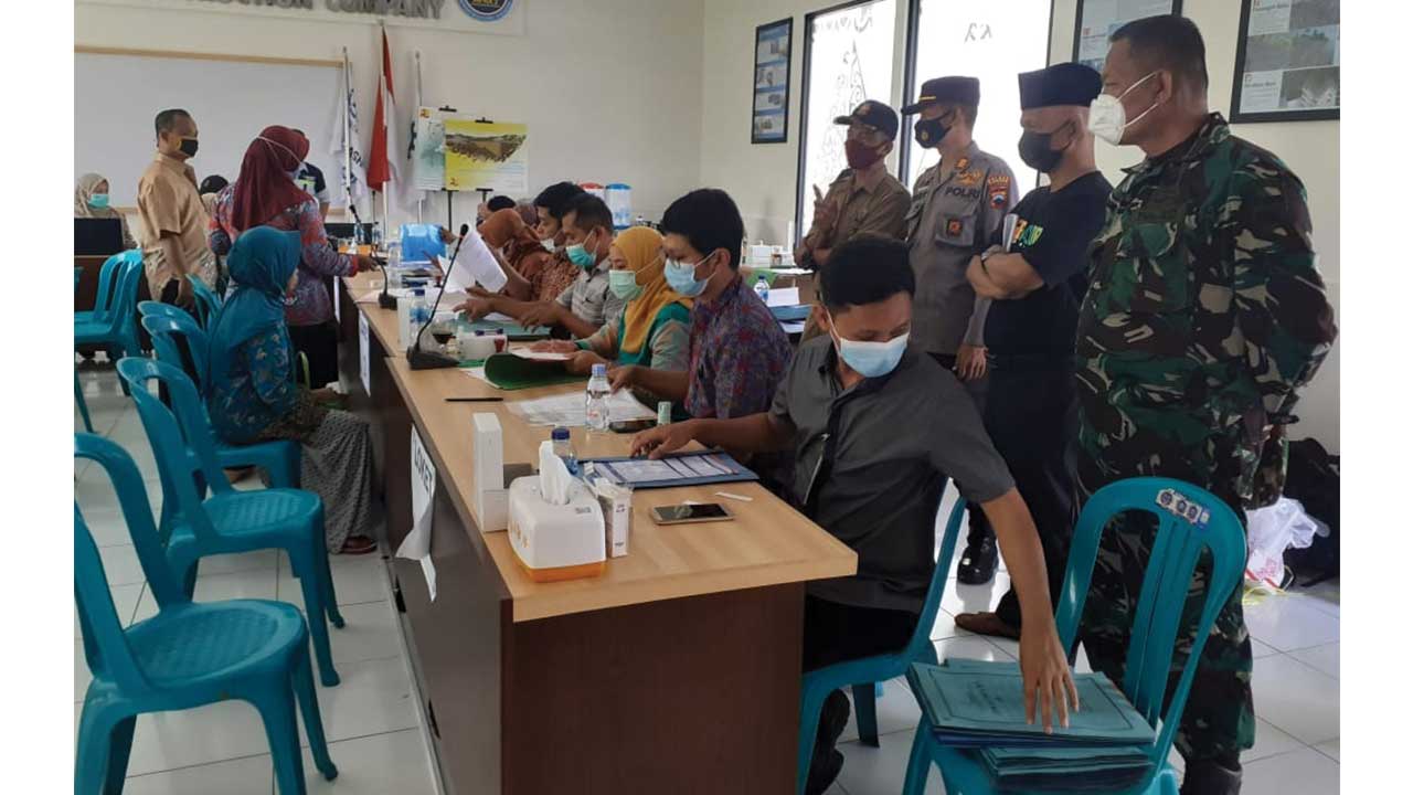 LEGA: Warga terdampak pembangunan Bendungan Bener saat menerima pembayaran ganti rugi di Kantor PP di Desa Guntur, Kecamatan Bener, Kabupaten Purworejo, kemarin (26/3). (HENDRI UTOMO/RADAR PURWOREJO)