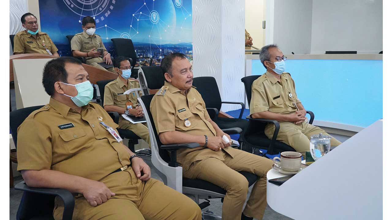 PUSAT KOMANDO: Bupati Purworejo Agus Bastian dalam acara Konsultasi Publik Rancangan Awal RPJMD Kabupaten Purworejo Tahun 2021-2026 yang digelar secara daring dari Command Center Purworejo Senin (29/3). (PEMKAB PURWOREJO)