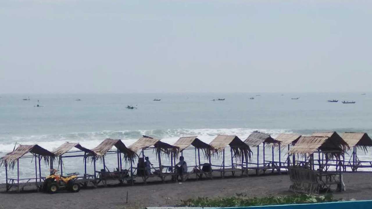 NYAMAN: Pemandangan deretan gubuk di Pantai Jatimalang Kecamatan Purwodadi, Kabupaten Purworejo, kemarin (1/3). Pantai ini menyuguhkan pemandangan dan suasana laut yang nyaman untuk refreshing. (HENDRI UTOMO/RADAR PURWOREJO)
