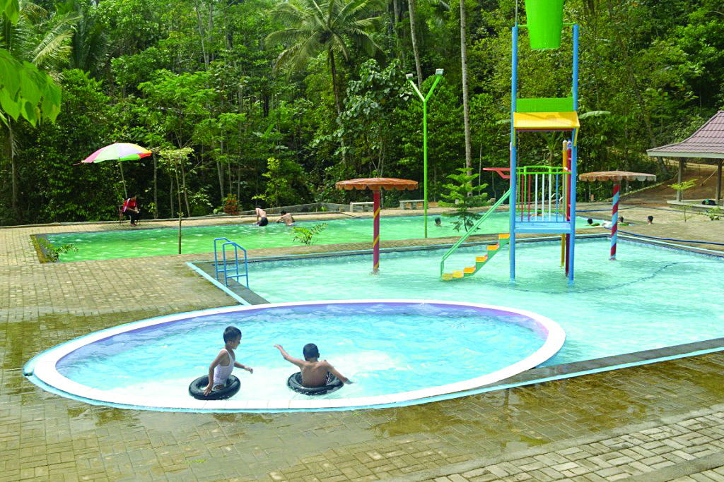 Sejumlah anak sedang bermain air di kawasan Kolam Renang Anjani di Kecamatan Kaligesing, Kabupaten Purworejo.