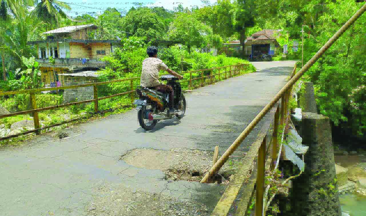 Kondisi Jembatan Sedayu 3 atau jembatan “Pocong” di Desa Sedayu, Kecamatan Loano, Kabupaten Purworejo yang berlubang dan membahayakan pengguna jalan, kemarin (15/3).