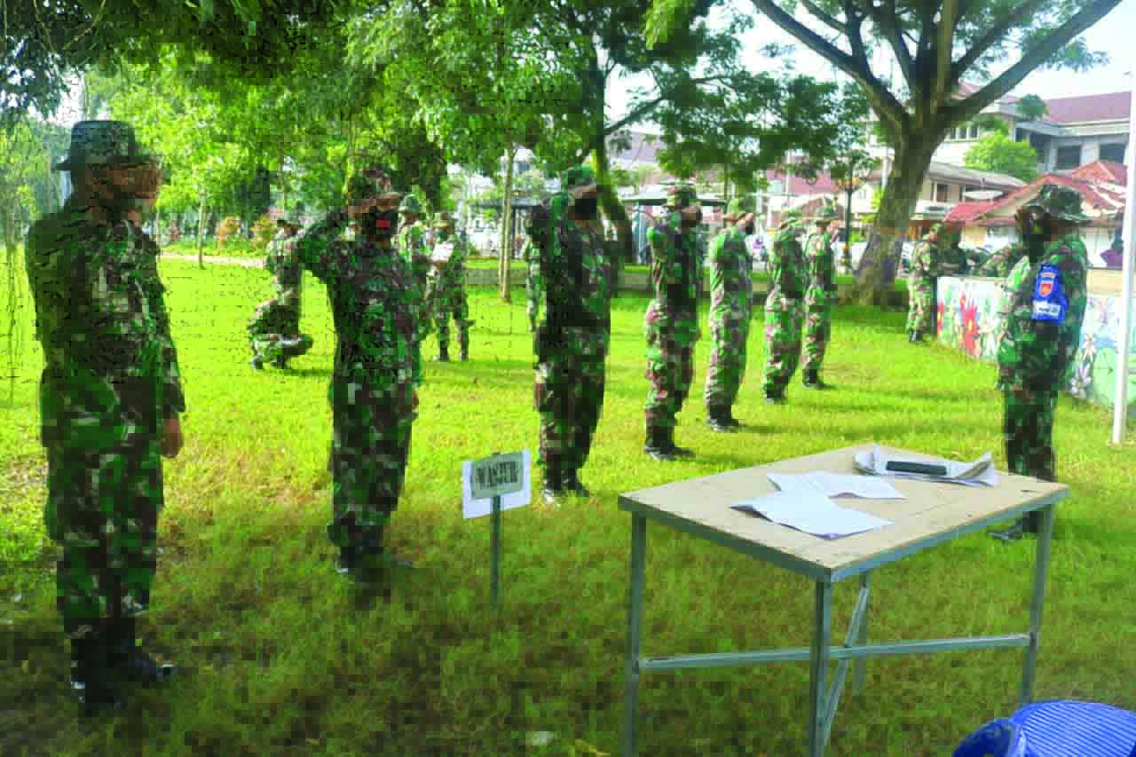 Anggota Kodim 0708 Purworejo mengikuti latihan Uji Terampil Jabatan (UTJ) prajurit bintara dan tamtama di Alun-Alun Purworejo, kemarin (5/3).