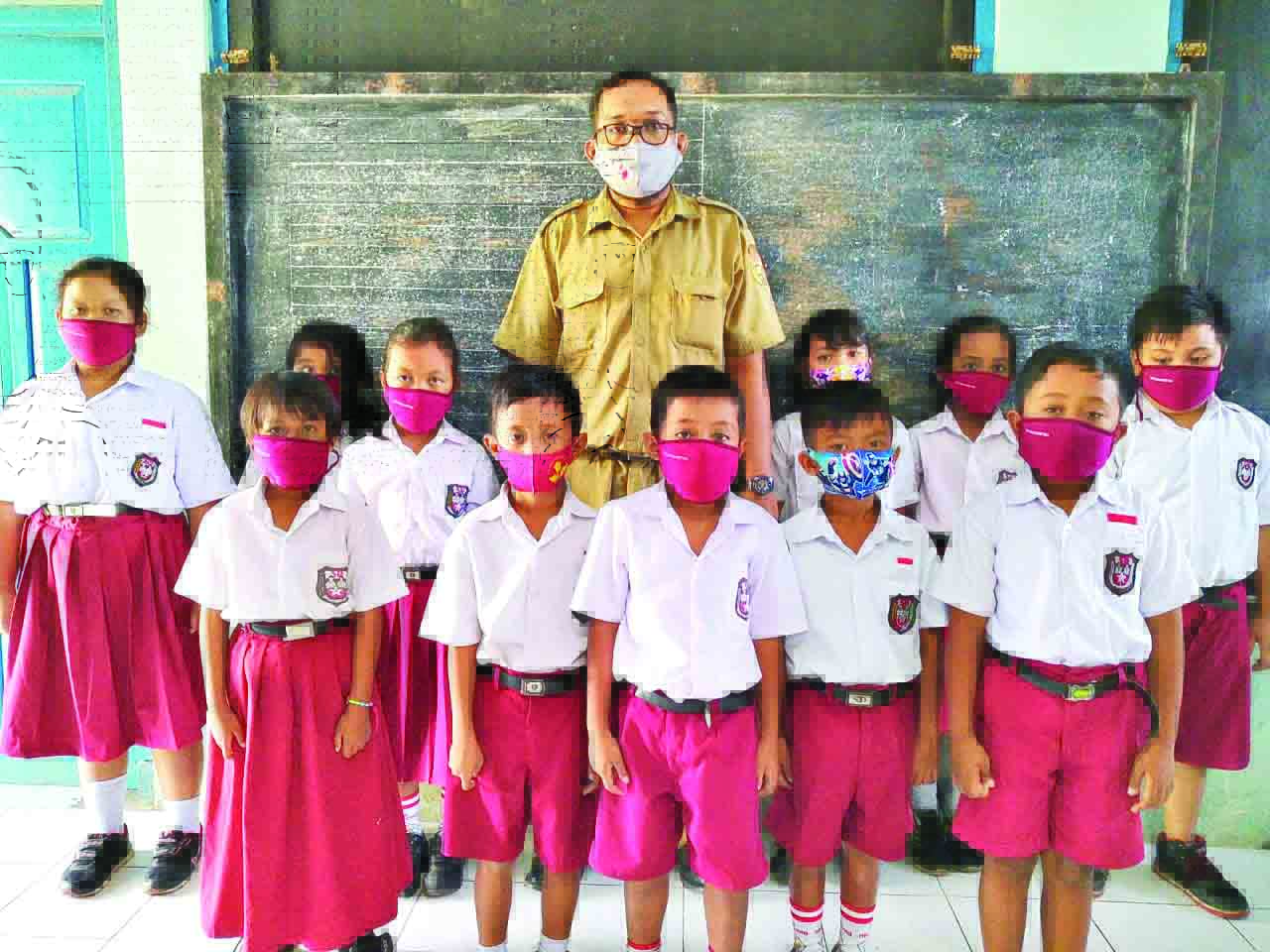 Kelik Putra Mandiri adalah guru honorer di SDN Maduretno. Kelik tetap bersemangat untuk menulis dan membuat lagu meskipun saat ini fokus menjadi guru.