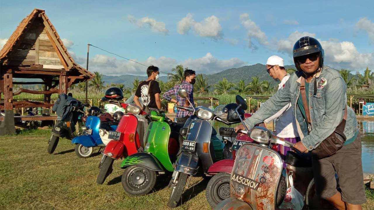KEBERSAMAAN: Para pecinta Vespa yang tergabung dalam komunitas Scooterist Purworejo mengikuti buka bersama dan bakti sosial di Embung Semawung Kabupaten Purworejo kemarin (26/4). (HENDRI UTOMO/RADAR PURWOEJO)