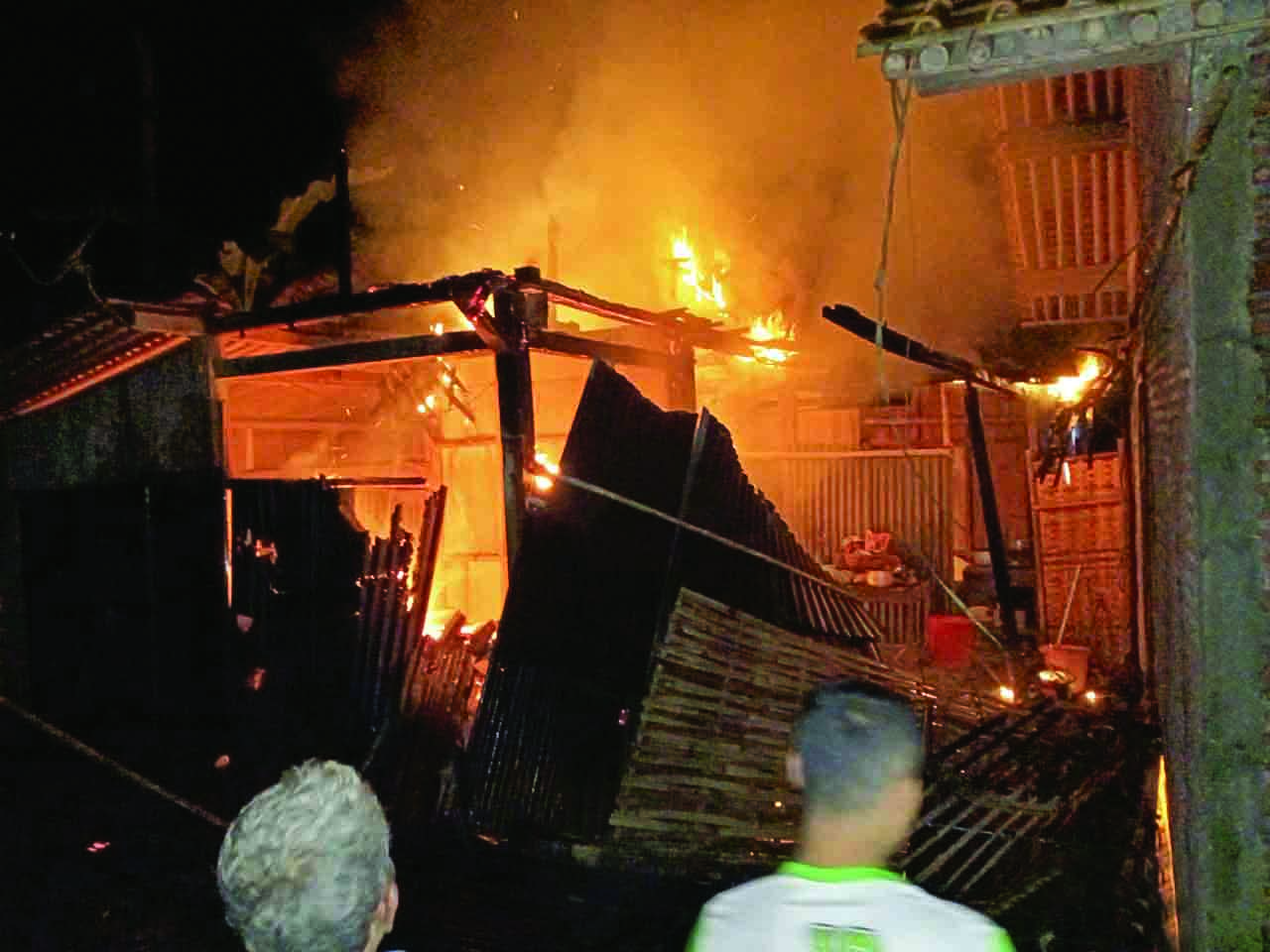 Kejadian kebakaran di wilayah Sampang, Sempor akibat korsleting listrik pada Kamis (8/4).Tidak ada korban jiwa dalam kebakaran ini.