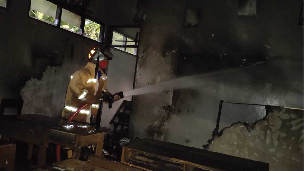PADAM: Petugas Damkar Satpol PP Damkar Kabupaten Purworejo melakukan pendinginan di ruang kelas SDN 1 Cangkrep Lor, Kecamatan Purworejo, yang terbakar pada Minggu (18/4). (Istimewa)