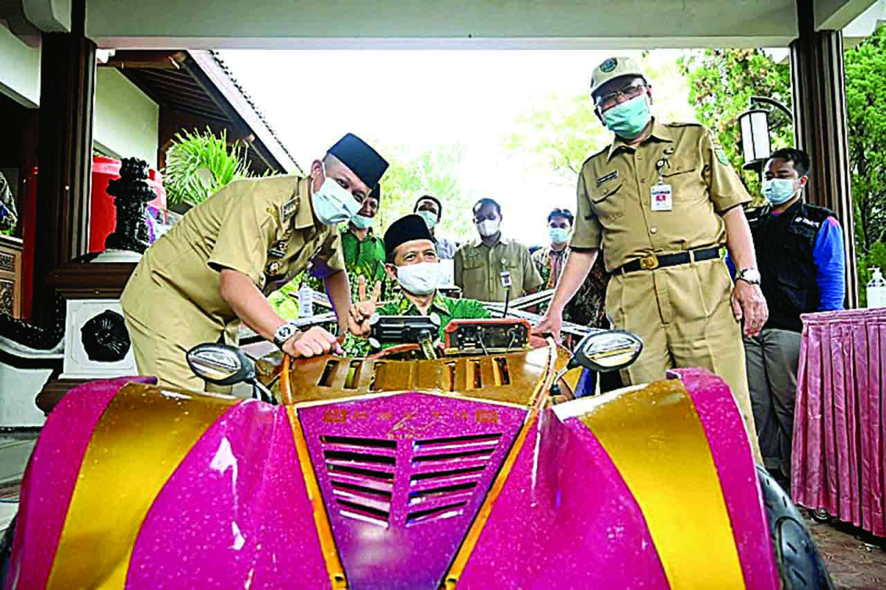 Bupati Kebumen Arif Sugiyanto mencoba mengemudikan Spectra,mobil listrik tenaga surya, inovasi siswa SMA Muhammadiyah Gombong di Pendopo Rumah Dinas Bupati Kebumen, kemarin (12/4).