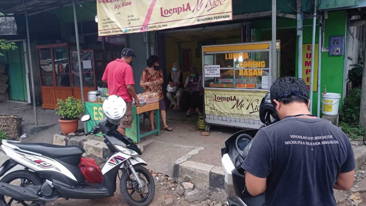 ENAK: Suasana di kedai Loempia Ny Kioe di Jalan Pemuda Nomor 9 Purworejo kemarin (19/4). (HENDRI UTOMO/RADAR PURWOREJO)