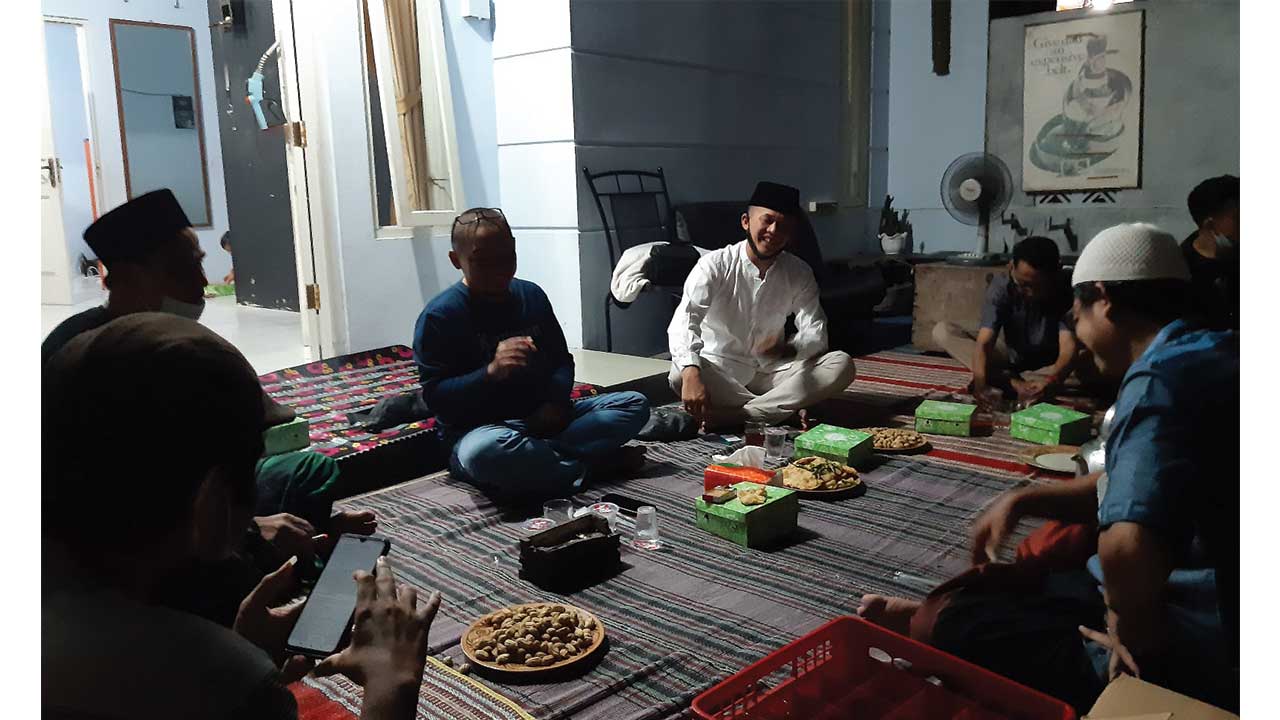 BERSAMA: Kapolres Purworejo AKBP Rizal Marito (kemeja putih) dan Ketua PWI Purworejo Aris Himawan saat buka bersama di salah satu anggota PWI di Desa Pangenrejo, Kecamatan/Kabupaten Purworejo, kemarin. (HENDRI UTOMO/RADAR PURWOREJO)