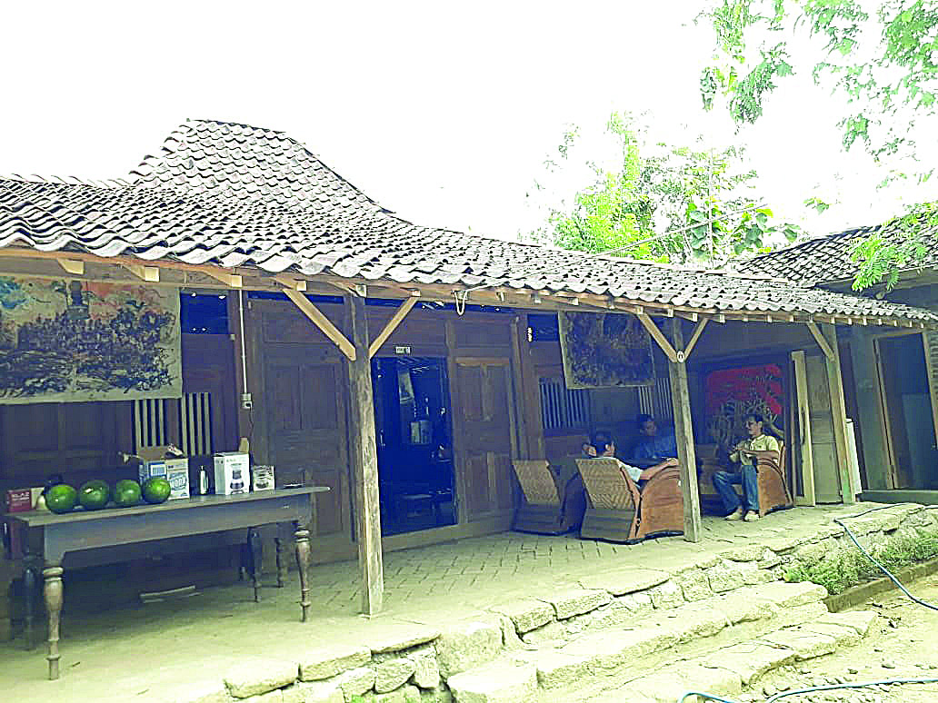 Sejumlah pengunjung menikmari menu yang tersedia di Warung Bogowonto di Kelurahan Pangenrejo, Kecamatan Purworejo, Kabupaten Purworejo.