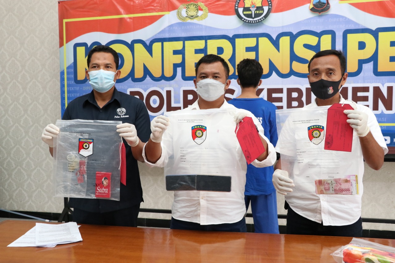 Kasat Reskrim AKP Afiditya Arief Wibowo didampingi Kasubbag Humas Polres Kebumen Iptu Tugiman menunjukkan barang bukti bisnis prostusi online di Polres Kebumen kemarin (30/4).