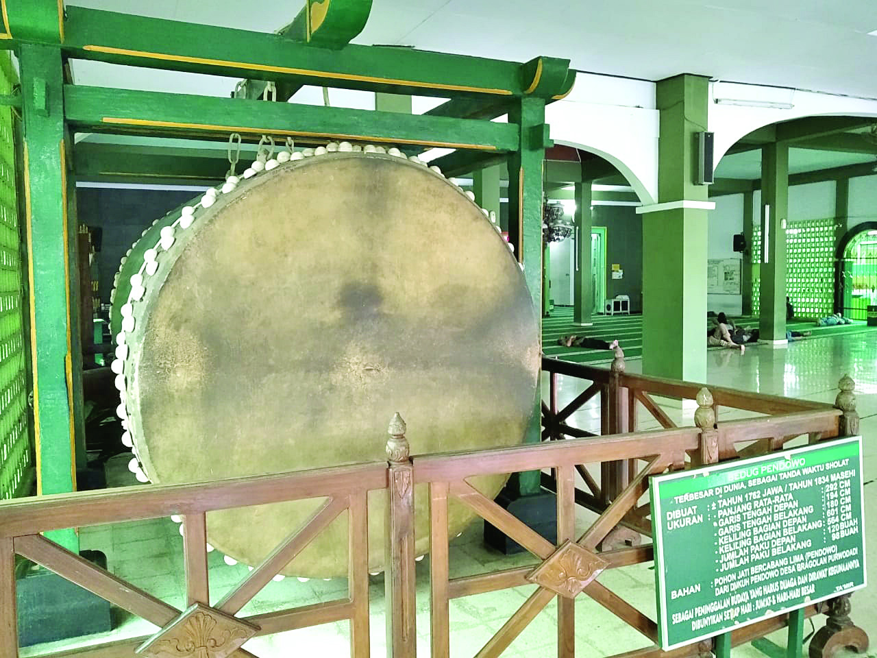 Masjid Agung Darul Muttaqin berdiri kokoh di sebelah barat kawasan Alun-Alun Purworejo kemarin (23/4).