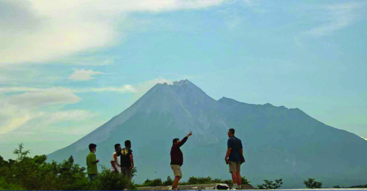 Masyarakat di sekitar lereng Gunung Merapi diminta untuk tetap waspada. Karena sampai saat ini aktivitas Gunung Merapi masih ada di level yang tinggi.