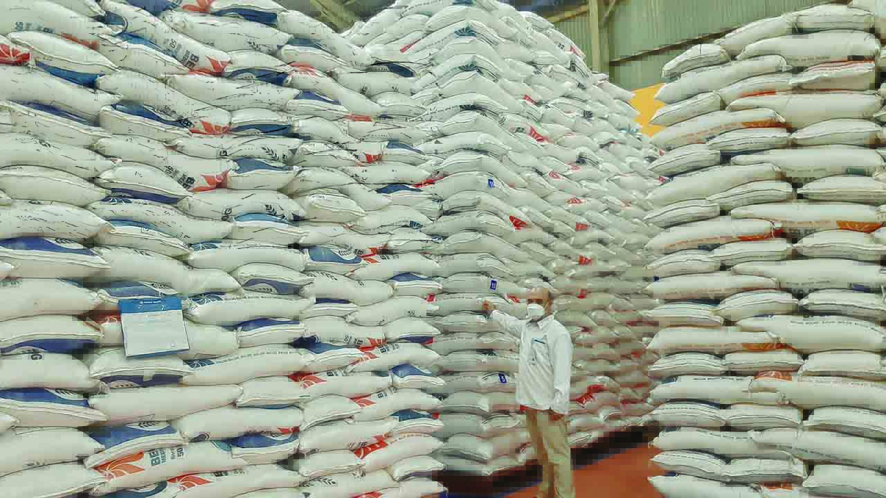 Beras yang diserap dari petani dan mitra di wilayah Kebumen yang tersimpan di Gudang Bulog Selang Kebumen kemarin (6/4).