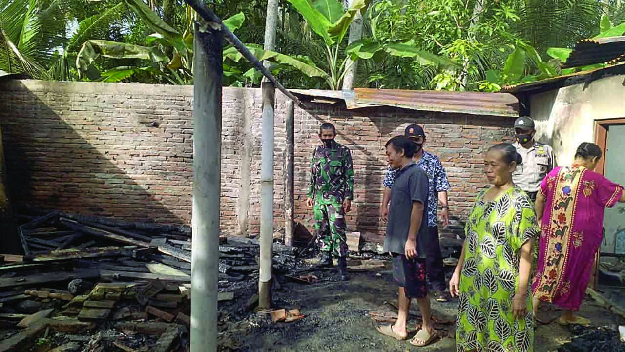Sejumlah warga melihat dari dekat sisa-sisa kejadian kebakaran yang terjadi di rumah Ngadiman di Dukuh Kliwonan, Prembun kemarin (14/4).