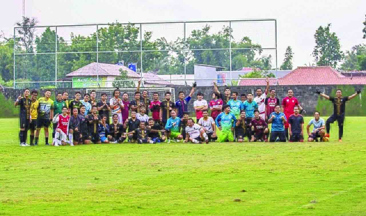 Komunitas Fun Football Lintas FC saat bertanding sesama komunitas. Bagi mereka, bermain sepak bola selain untuk kesehatan juga kesenangan.