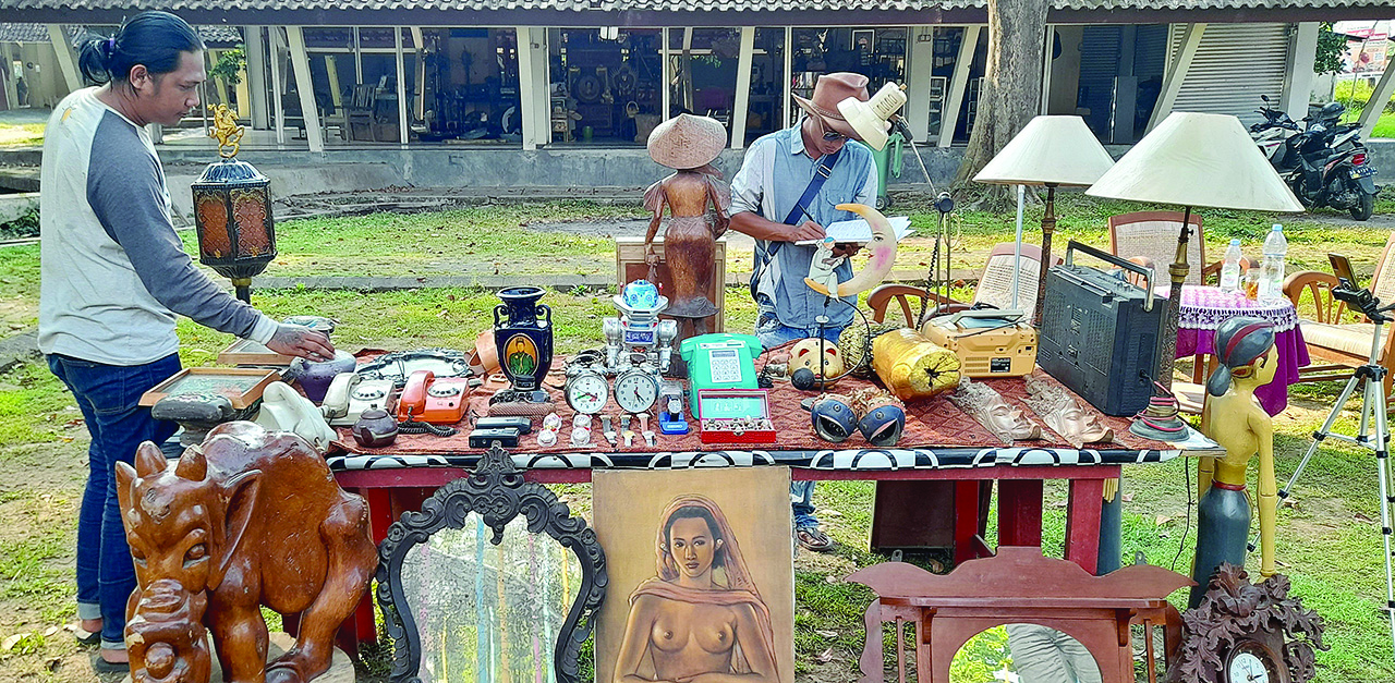Suasana pasar lelang barang antik yang diinisiasi Komunitas Kompak Yo di Pasar Seni Gabusan (PSG) Bantul, Sabtu malam (2/5) .