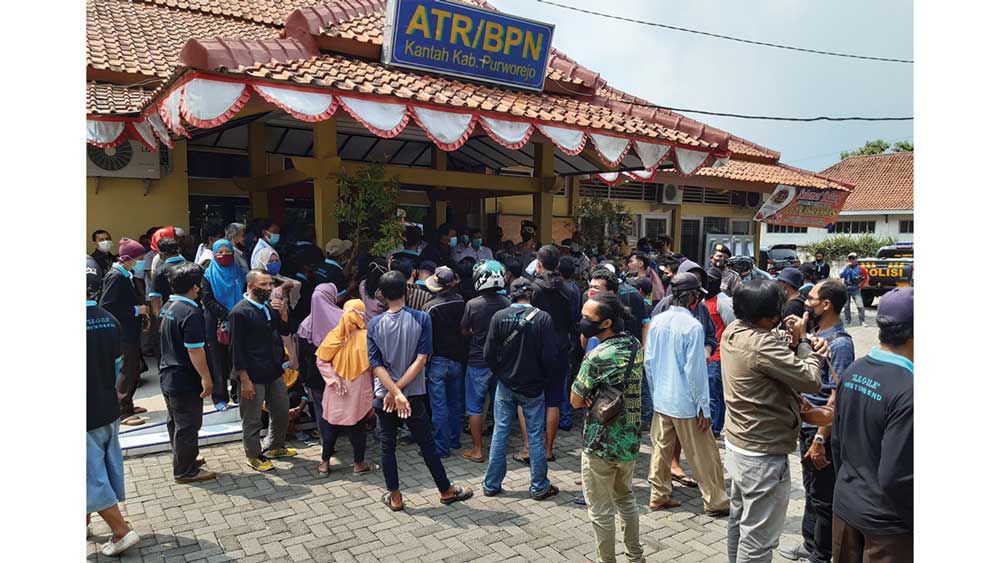 TAK SABAR: Warga terdampak proyek pembangunan Bendungan Bener saat mendatangi Kantor BPN Kabupaten Purworejo, kemarin. (HENDRI UTOMO/RADAR PURWOREJO)